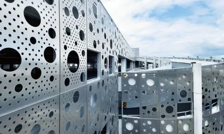 Selon dessin CAO, panneau aluminium perforé à motif fraisé CNC vue clôture extérieure 5