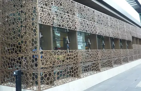 Selon dessin CAO, panneau aluminium perforé à motif fraisé CNC vue clôture extérieure 4