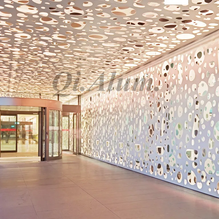 Fabrication de panneaux d'écran de plafond en aluminium en Chine — Foshan Qi Aluminum Decorative Materials Co. Ltd