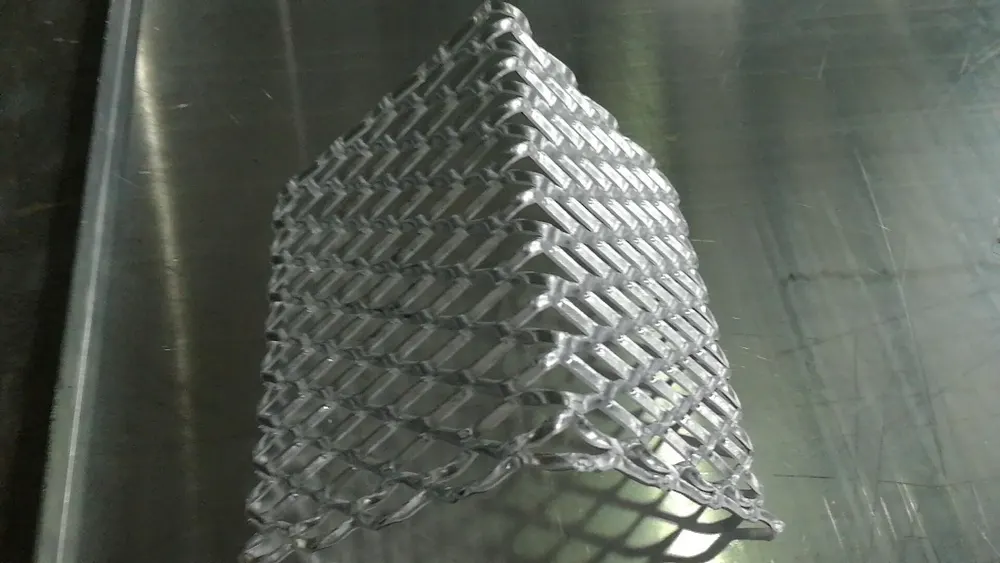 Feuilles de treillis métallique en aluminium matériau AA5005 pour décoration extérieure — Foshan Qi Aluminum Decorative Materials Co. Ltd