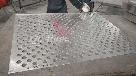 Panneaux de façade extérieurs décoratifs en aluminium perforé pour bâtiments