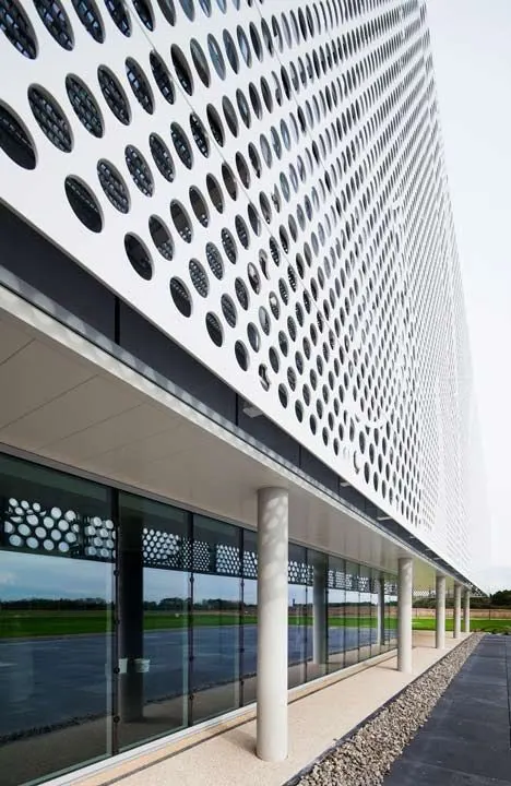 2020 Panneau métallique aluminium perforé plat à trous ronds personnalisés très populaire pour décoration de bâtiment — Foshan Qi Aluminum Decorative Materials Co. Ltd