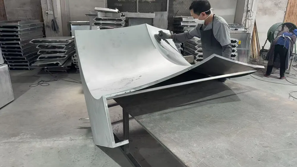 Panneau plein en aluminium à double courbure de haute qualité — Foshan Qi Aluminum Decorative Materials Co. Ltd