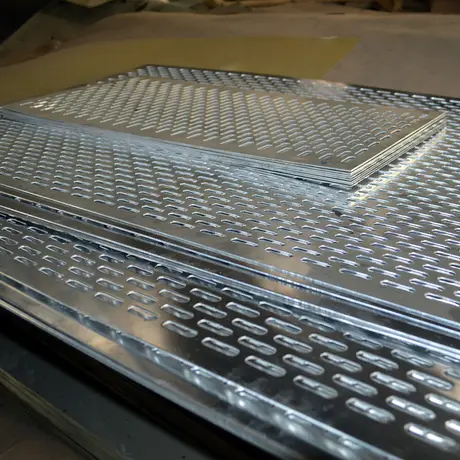 Feuille métallique alu perforée sur mesure pour revêtement extérieur