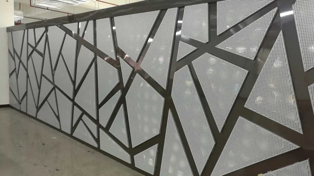 Panneaux de clôture décoratifs en aluminium perforé | Fabricant de panneaux en filet aluminium — Foshan Qi Aluminum Decorative Materials Co. Ltd