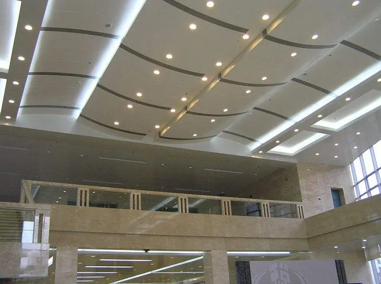 Panneaux décoratifs pour plafonds en aluminium AA1050, nouveaux modèles, fabricant personnalisé en Chine — Foshan Qi Aluminum Decorative Materials Co. Ltd