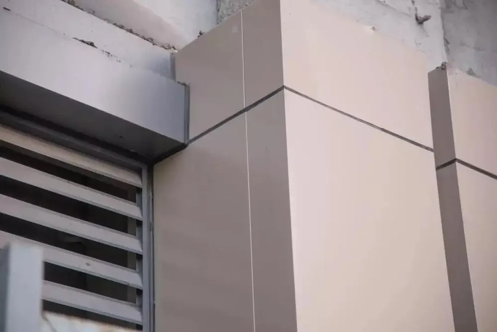 Qi. Alum. 2020 Bonne forme Panneau plein aluminium 4,0 mm — Foshan Qi Aluminum Decorative Materials Co., Ltd