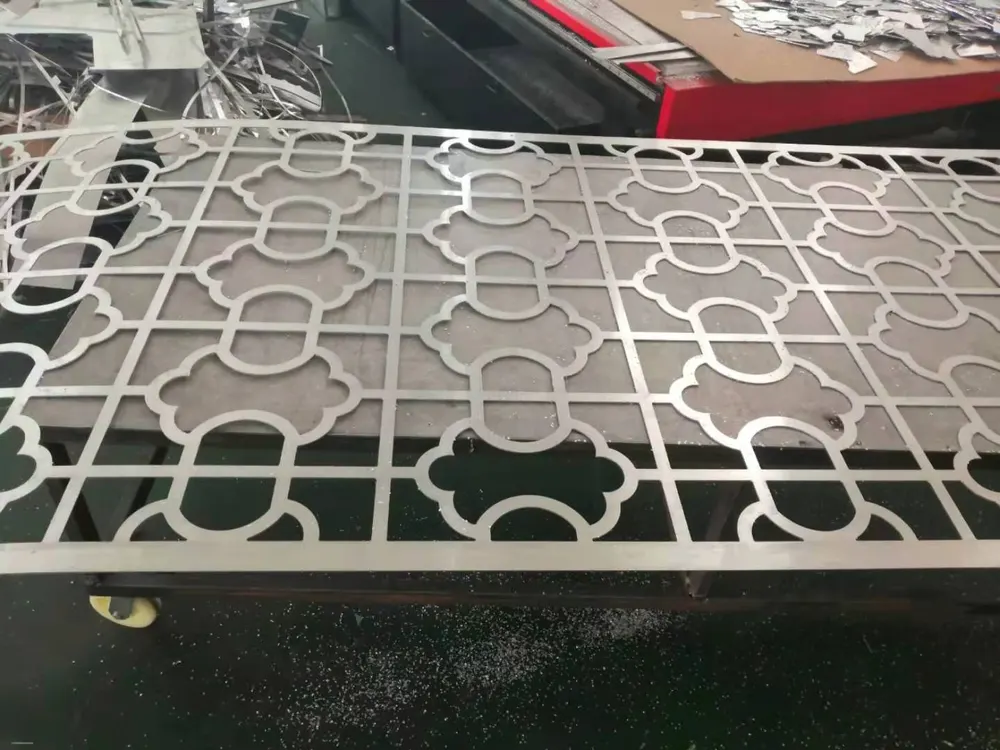Panneau plein en aluminium à double courbure moderne — Foshan Qi Aluminum Decorative Materials Co., Ltd