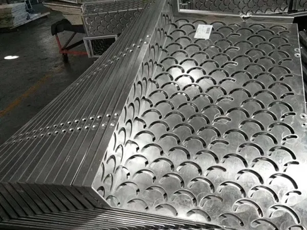 Panneaux décoratifs muraux en aluminium perforé AA6063 — Foshan Qi Aluminum Decorative Materials Co., Ltd