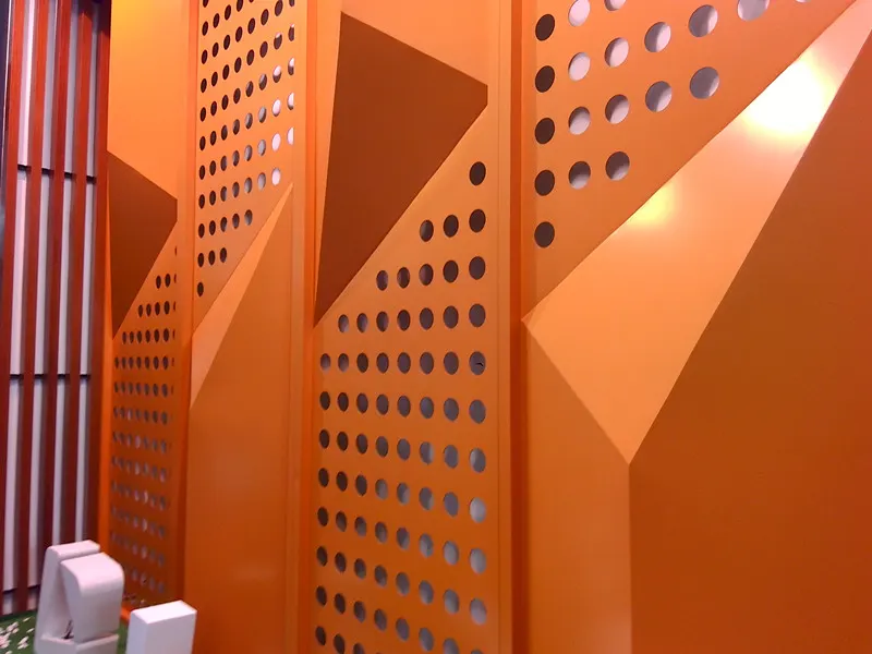 Panneaux de revêtement mural extérieurs en aluminium percé pour architecture — Foshan Qi Aluminum Decorative Materials Co. Ltd