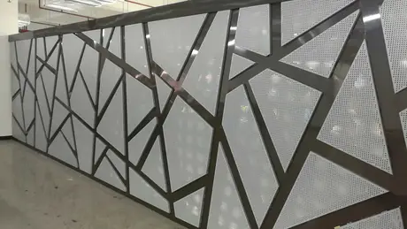 Panneaux de revêtement mural en aluminium perforé en forme de triangle