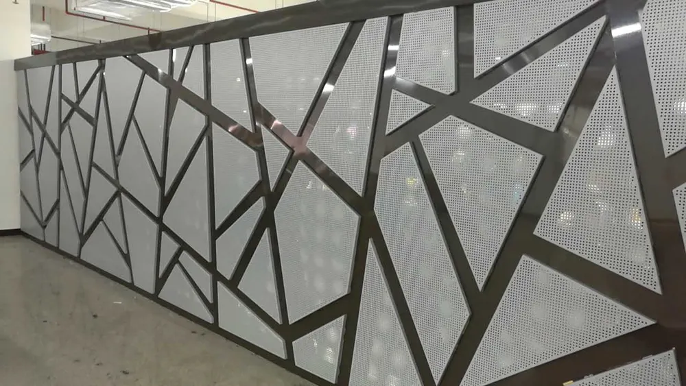 Panneaux de revêtement mural alu perforé en forme de triangle — Foshan Qi Aluminum Decorative Materials Co. Ltd