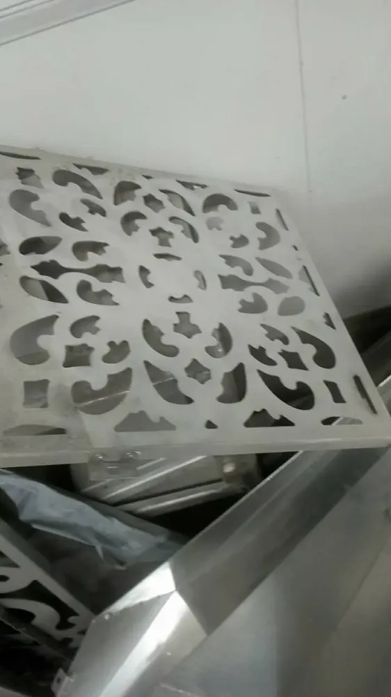 Derniers matériaux décoratifs pour bâtiments, plaque en aluminium anodisée 600 x 600, plaques de plafond suspendu en mashrabiya — Foshan Qi Aluminum Decorative Materials Co., Ltd