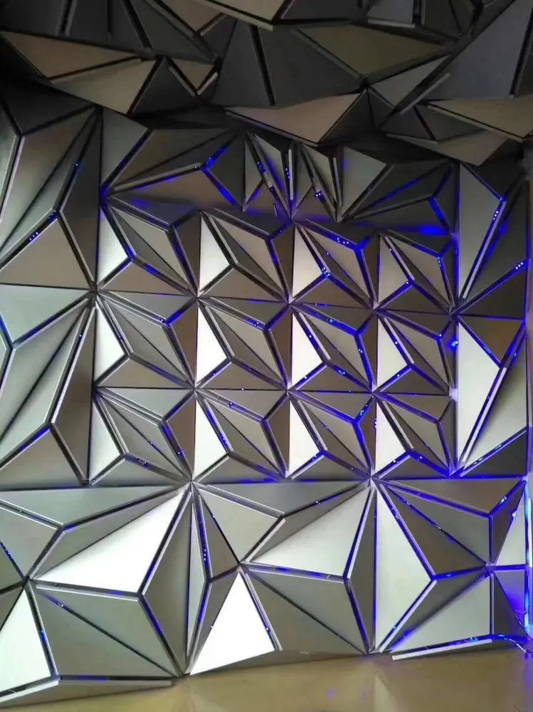 Usine chinoise panneau de verre trempé coloré 12 mm prix pour mur-rideau de magasin — Foshan Qi Aluminum Decorative Materials Co. Ltd