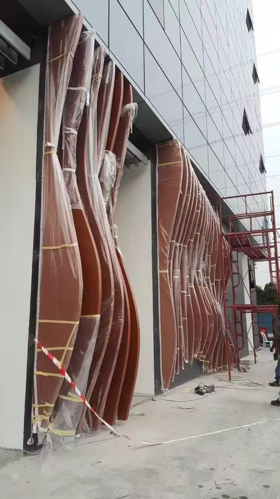 Panneaux muraux en bois de pin auto-adhésifs, panneaux muraux en bois à décoller — Foshan Qi Aluminum Decorative Materials Co. Ltd