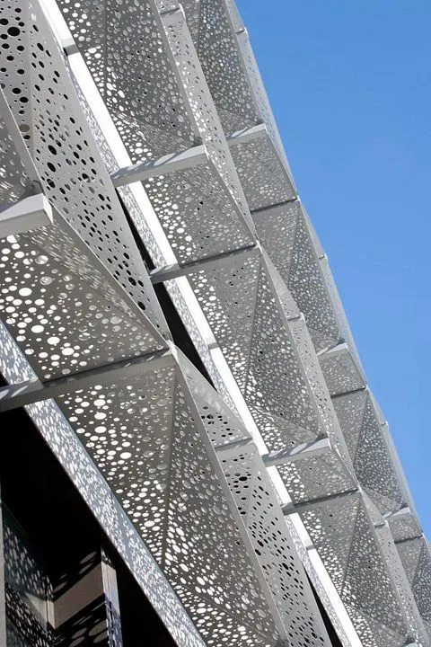 Panneau en aluminium perforé 2,5 / 3,0 mm pour mur-rideau extérieur décoratif — Foshan Qi Aluminum Decorative Materials Co. Ltd