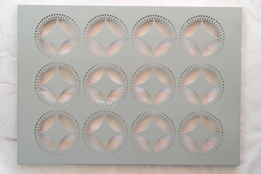 3,2 kg /m² pour une largeur de 30 cm, panneau de revêtement mural 8×300×4000 mm pour décoration intérieure — Foshan Qi Aluminum Decorative Materials Co. Ltd