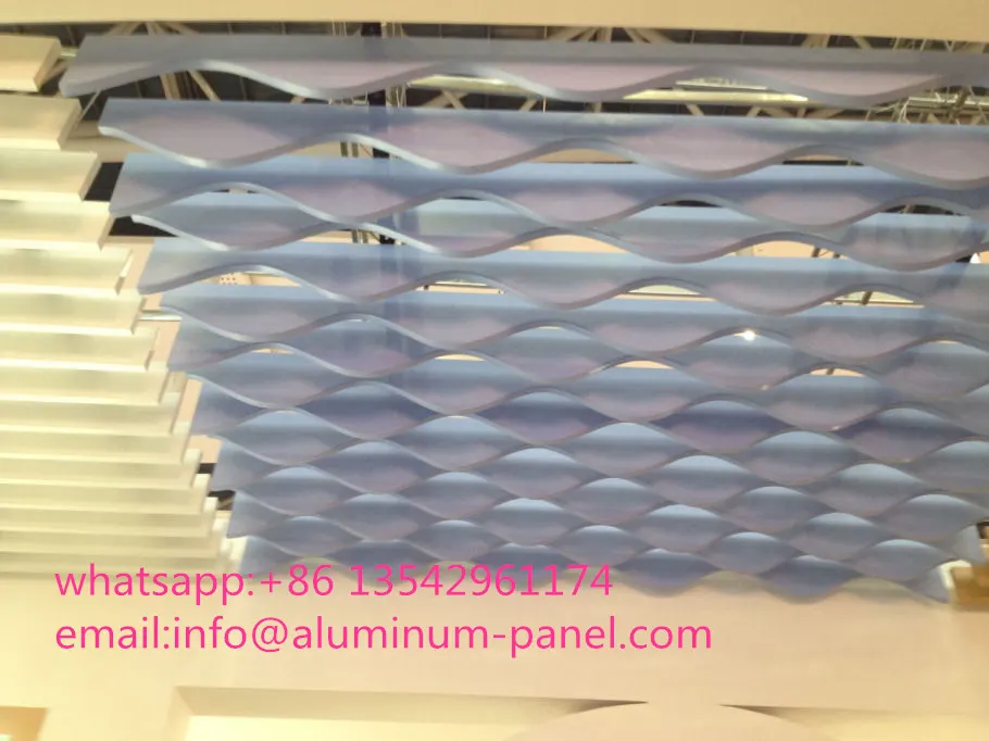 Panneaux de plafond décoratifs en aluminium perforé Matériau AA6063 pour usage dans les centres commerciaux — Foshan Qi Aluminum Decorative Materials Co. Ltd