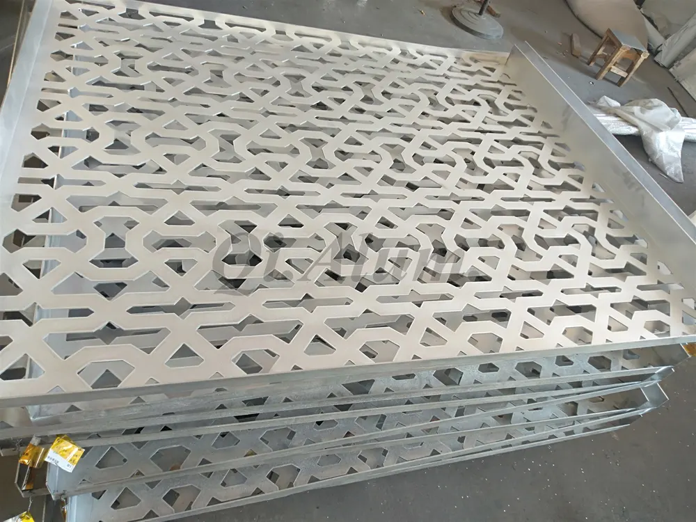 Feuille métallique en aluminium peinture poudre polyester décorative perforée — Foshan Qi Aluminum Decorative Materials Co. Ltd