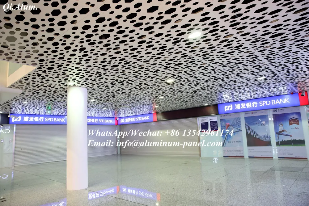 Plafond à pose encastrée en aluminium, revêtement en poudre AA5005, panneau en matériau — Foshan Qi Aluminum Decorative Materials Co. Ltd