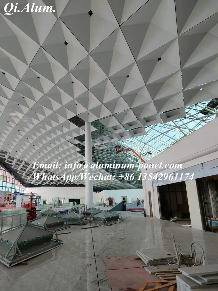 Panneaux alu incurvés pour toiture de bâtiment — Foshan Qi Aluminum Decorative Materials Co. Ltd