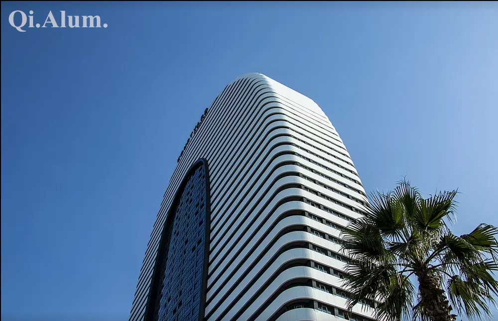 Panneau de parement en aluminium design moderne et tendance pour solutions de façade métallique — Foshan Qi Aluminum Decorative Materials Co. Ltd