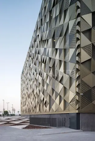Vue extérieure décorative d'un panneau de façade architectural moderne en aluminium perforé solide 4