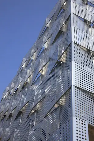 Vue extérieure décorative d'un panneau de façade architectural moderne en aluminium perforé solide 2