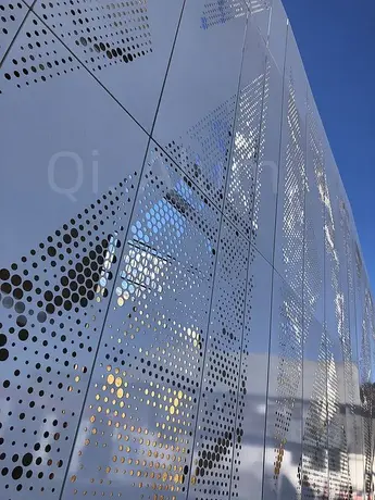Vue extérieure décorative d'un panneau de façade architectural moderne en aluminium perforé solide 5