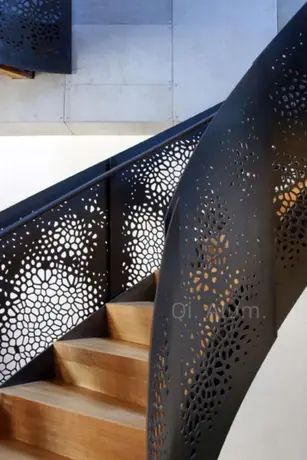 Magnifique escalier tournant en aluminium perforé pour bâtiment moderne vue 2