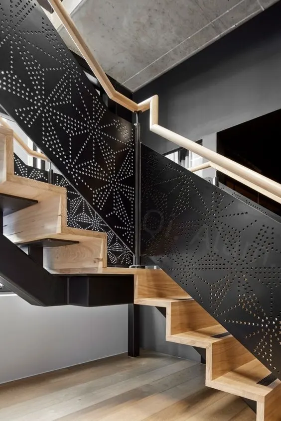 Escalier tournant en aluminium perforé pour bâtiment moderne — Foshan Qi Aluminum Decorative Materials Co. Ltd