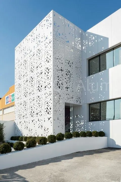 Panneaux décoratifs extérieurs en aluminium perforé découpé au laser, mur d'art de haute qualité en métal — Foshan Qi Aluminum Decorative Materials Co. Ltd