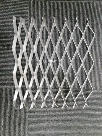 Main courante en métal perforé en aluminium inoxydable avec grillage haute sécurité en acier, revêtement poudre vue 8