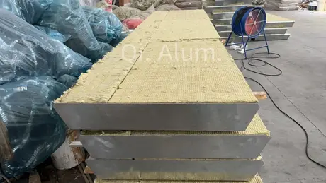 Assemblage de panneau aluminium avec contreplaqué GI — feuille d'acier galvanisé de 1 mm + rockwool + panneau aluminium plein de 2 mm vue 5