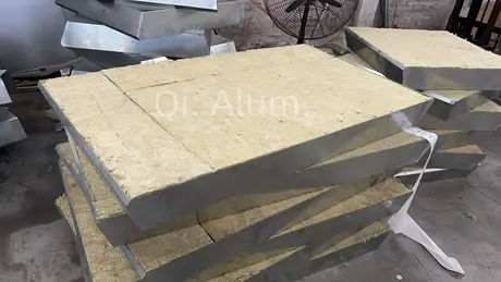 Haute qualité de panneau arrière moderne GI avec feuille d'aluminium offrant un bon effet d'isolation acoustique vue 3