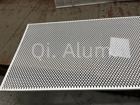 Panneau métallique simple en tôle alu perforée de 10 mm d'épaisseur pour revêtement mural alu, façades de bâtiments métalliques vue 4