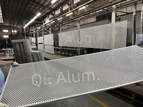 Panneau métallique simple en tôle alu perforée de 10 mm d'épaisseur pour revêtement mural alu, façades de bâtiments métalliques vue 6