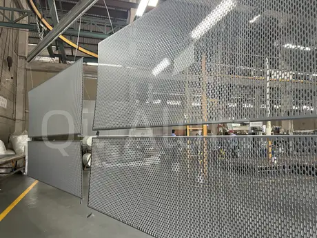 Panneau métallique simple en tôle alu perforée de 10 mm d'épaisseur pour revêtement mural alu, façades de bâtiments métalliques vue 7