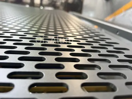 Panneau métallique simple en tôle alu perforée de 10 mm d'épaisseur pour revêtement mural alu, façades de bâtiments métalliques vue 2