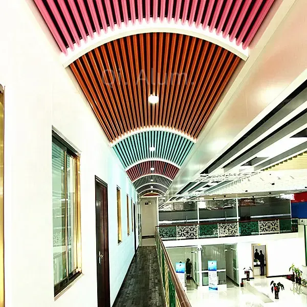 Système de faux plafond métallique à tuyau suspendu en aluminium de 0,9 mm d'épaisseur avec tuyau de 40 mm de diamètre — Foshan Qi Aluminum Decorative Materials Co., Ltd