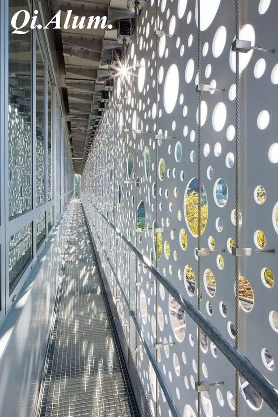 Plaques perforées en aluminium pour façades de bâtiments universitaires — Foshan Qi Aluminum Decorative Materials Co., Ltd