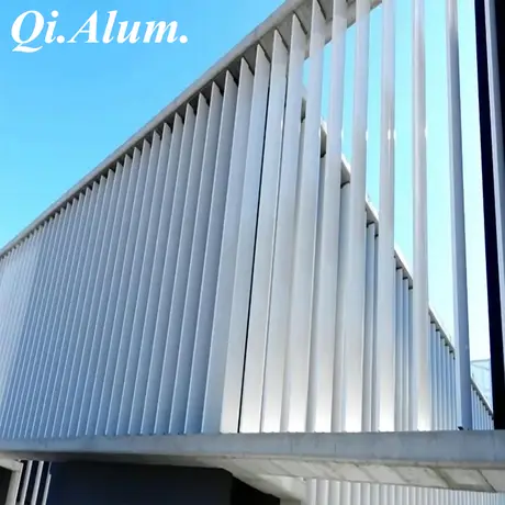 Fenêtre à lames en aluminium extrudé perforées verticalement, façade de bâtiment