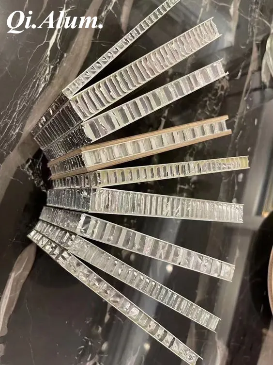 Panneaux composites en aluminium nid d'abeille personnalisables — Foshan Qi Aluminum Decorative Materials Co. Ltd