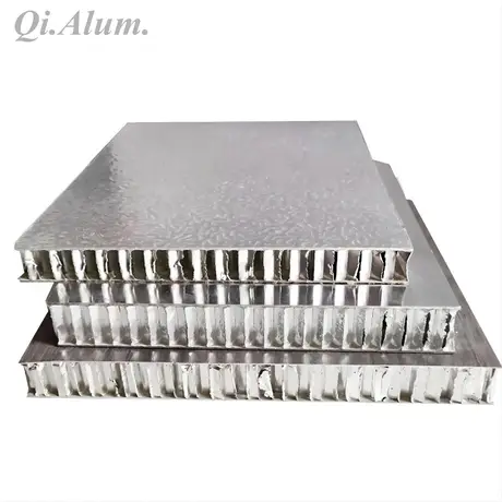 Processus de transformation et de production des panneaux en aluminium nid d'abeille.