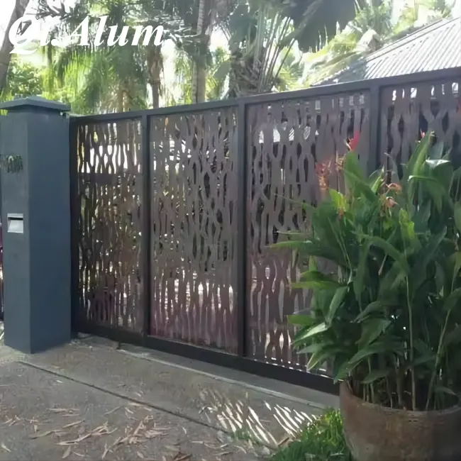 Écrans métalliques décoratifs en aluminium revêtus de poudre pour clôture de jardin — Foshan Qi Aluminum Decorative Materials Co., Ltd