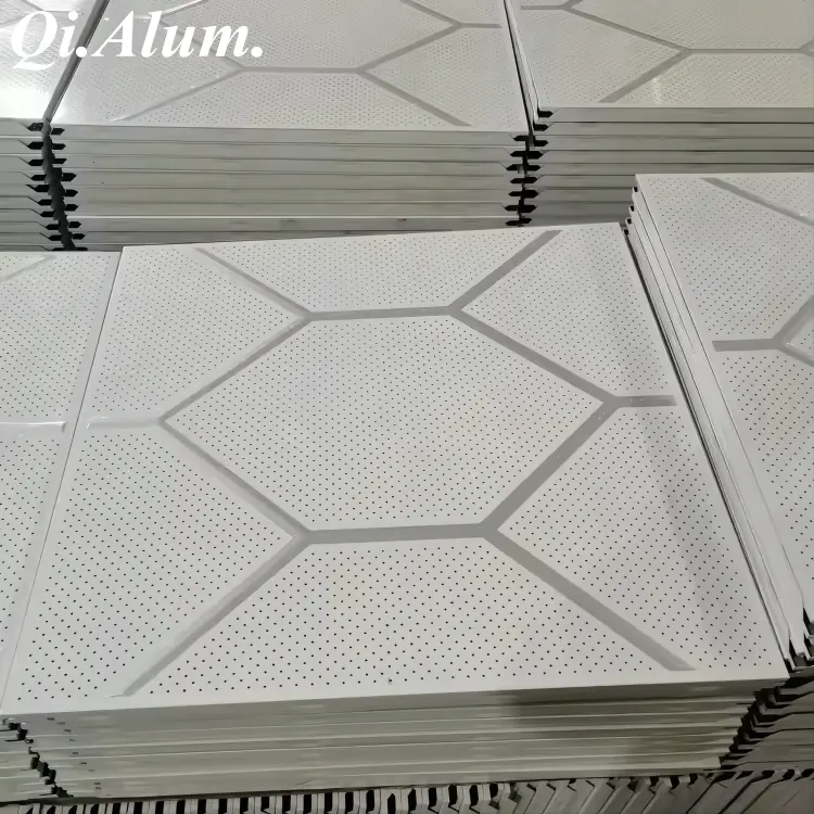 Plafonds intérieurs décoratifs en aluminium, dalles de plafond 24*24 à pose encastrée, insonorisés — Foshan Qi Aluminum Decorative Materials Co., Ltd