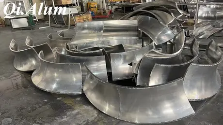 L'innovation et les applications des panneaux en aluminium simples à double courbure