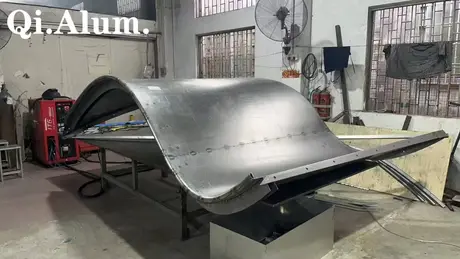 Révolutionner l'architecture avec des panneaux en aluminium à double courbure : précision, esthétique et durabilité