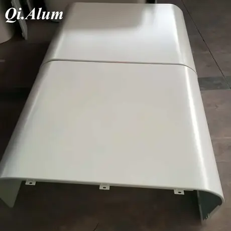 Panneaux hyperboliques en aluminium : revêtement incurvé de nouvelle génération pour une architecture futuriste