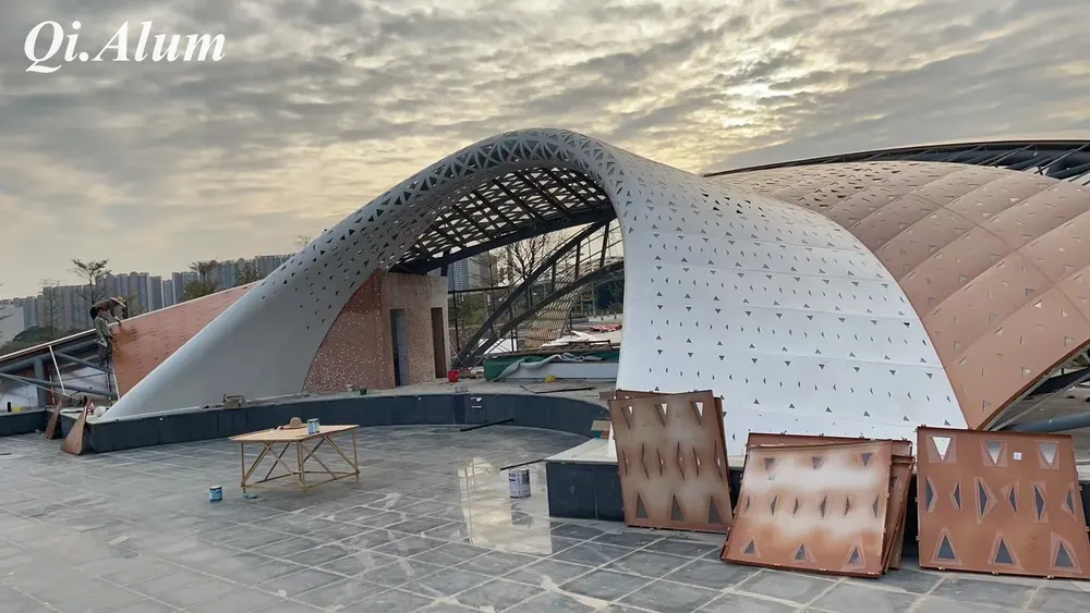 Panneaux alu perforés : redéfinir la conception extérieure grâce à la durabilité et l'innovation esthétique — Foshan Qi Aluminum Decorative Materials Co., Ltd